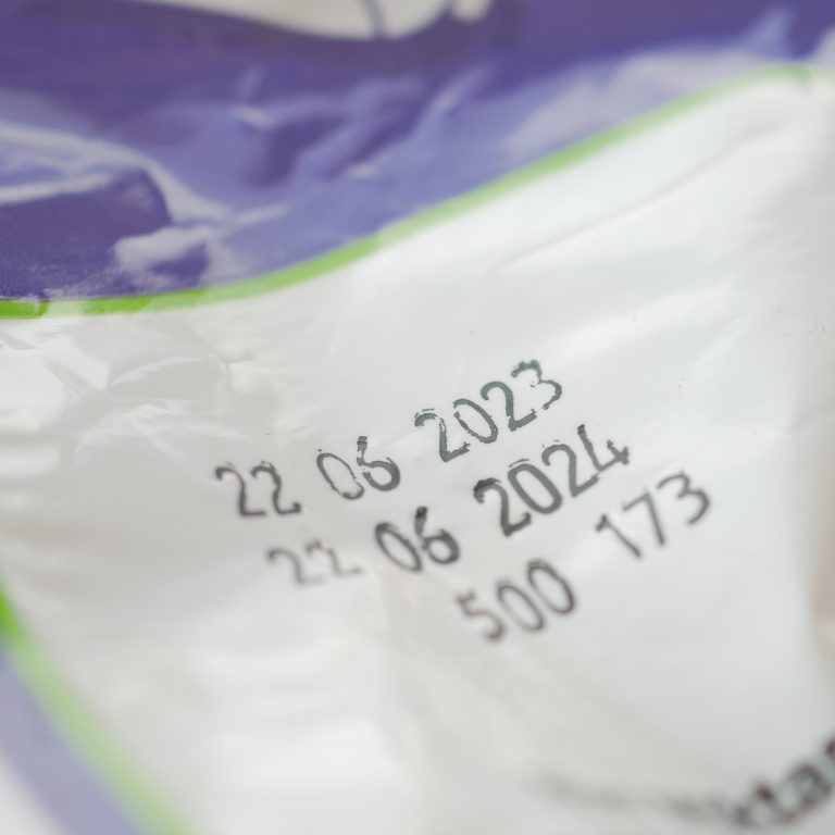 Etykieta produktowa z nadrukowaną datą i oznaczeniem partii