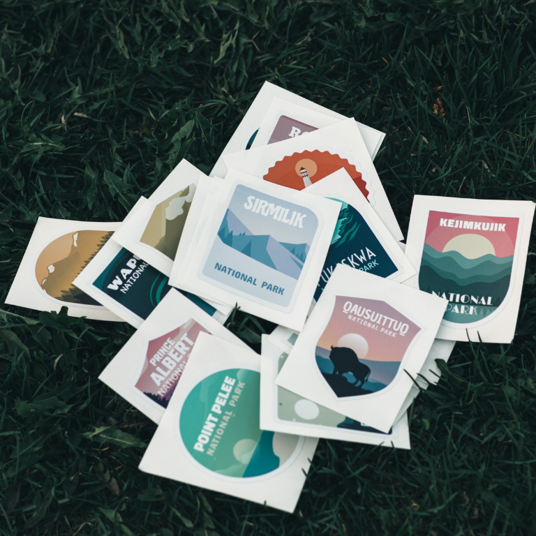 Zestaw kolorowych naklejek produktowych z grafiką