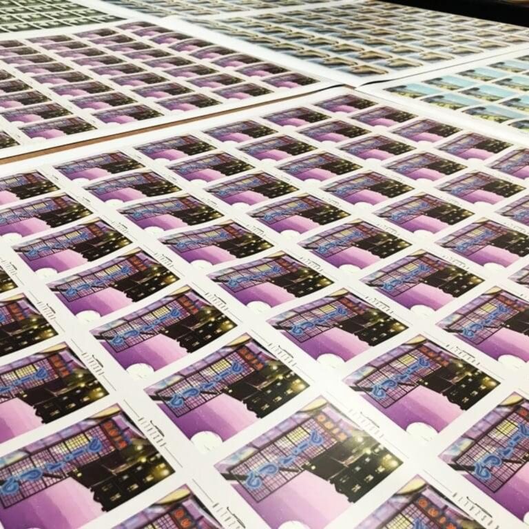 Arkusz małych magnesów produktowych przygotowanych do cięcia