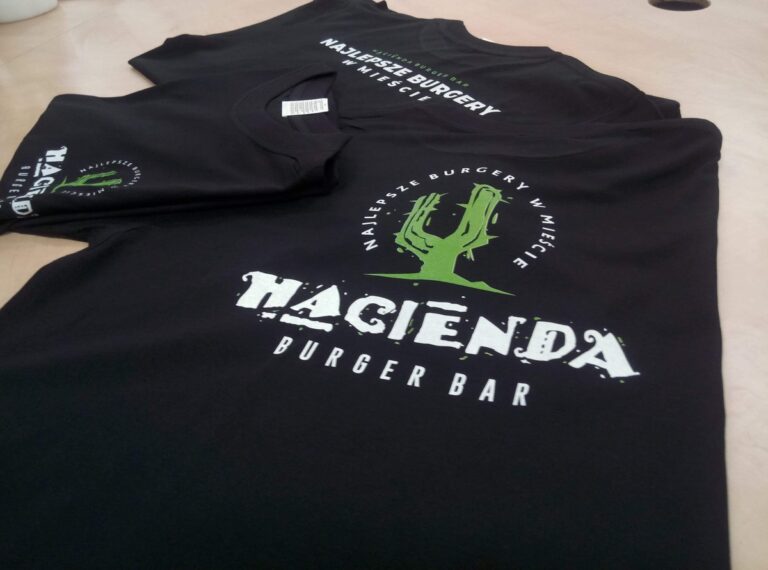 Koszulka z nadrukiem logo wykonanym metodą znakowania odzieży