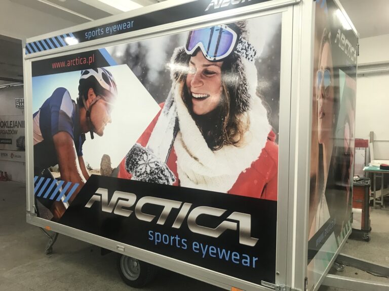 Kaseton reklamowy z grafiką marki sportowej