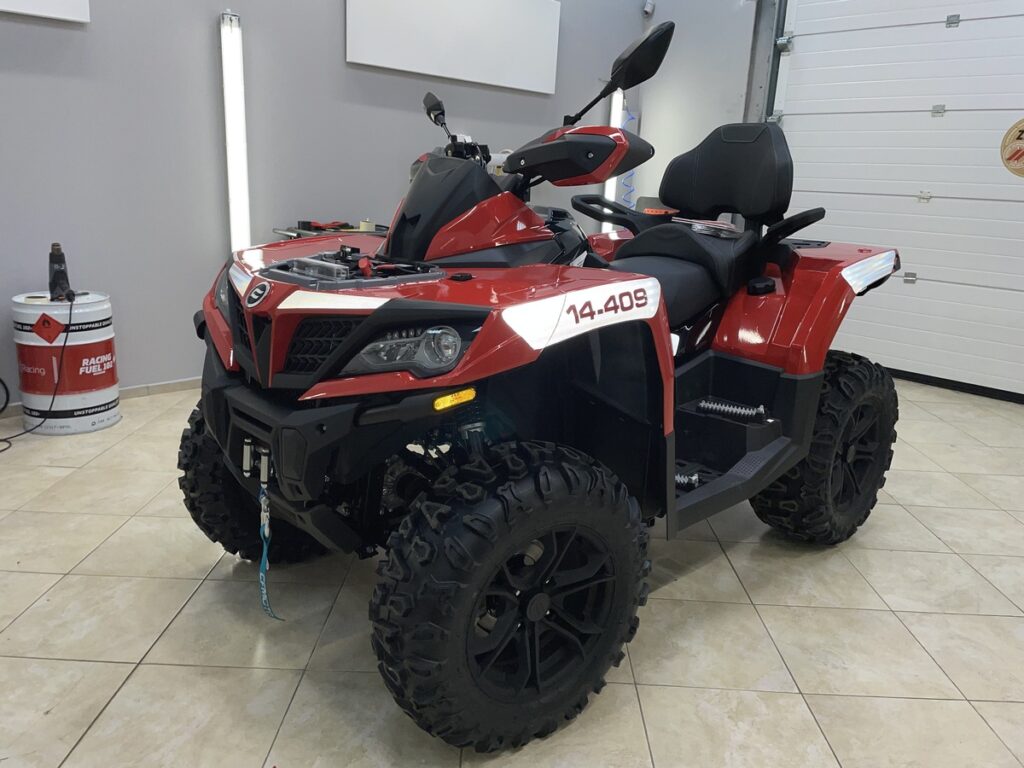 Quad z oklejeniem i oznaczeniami graficznymi