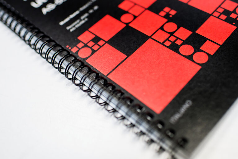 Zbliżenie na oprawę spiralną instrukcji technicznej