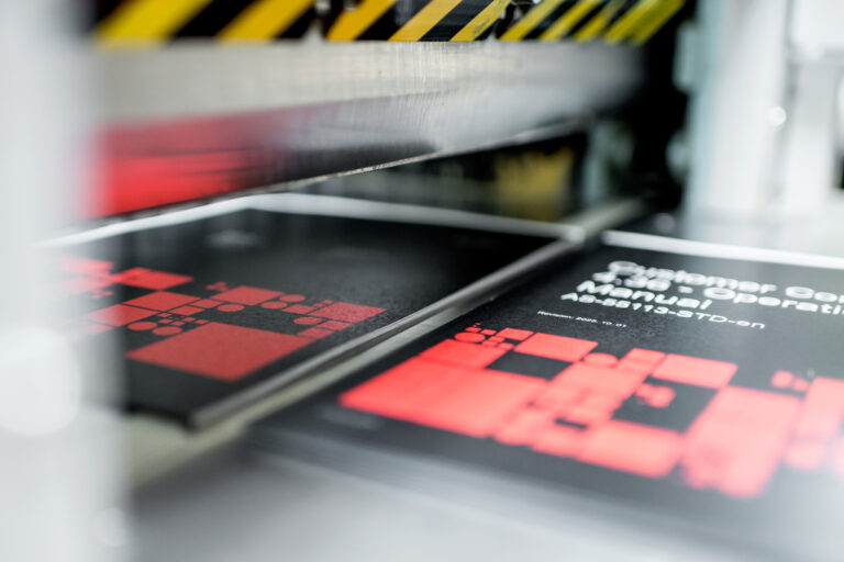 Detale oprawy katalogu technicznego z trwałym nadrukiem