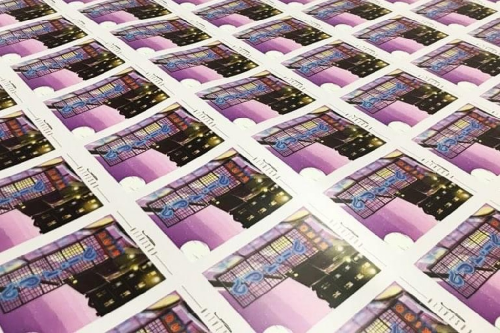 Arkusz magnesów przygotowanych do cięcia i aplikacji