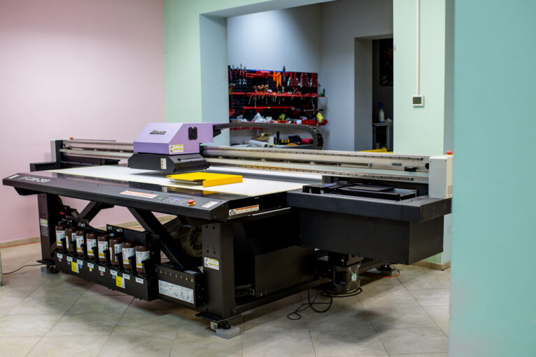 Maszyna robiąca materiały drukowane z precyzyjnym prowadzeniem