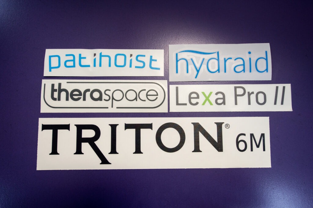 Zestaw logotypów i oznaczeń firmowych na materiale reklamowym