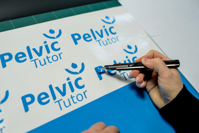 Aplikacja folii z nadrukiem logo na powierzchni reklamowej