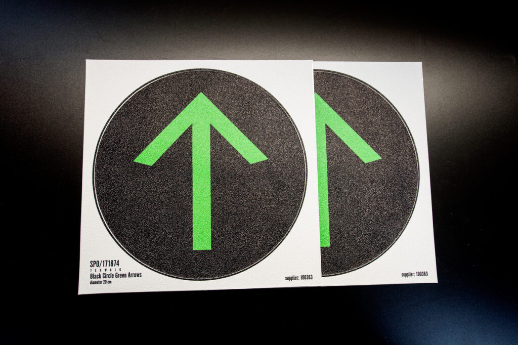 Naklejki podłogowe z kierunkowymi strzałkami do oznaczeń przestrzeni