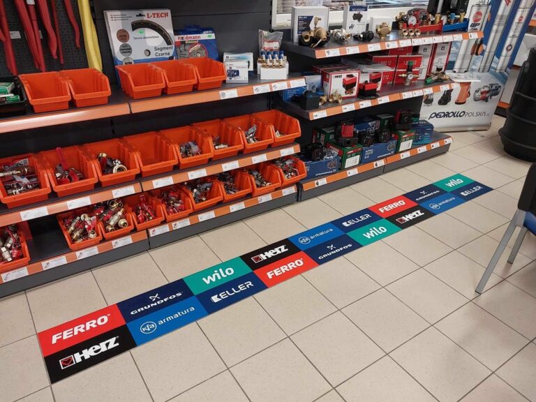 Ekspozycja produktów i materiałów reklamowych w przestrzeni sklepowej