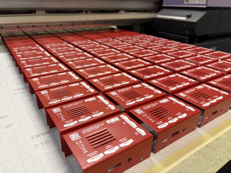 Seria czerwonych obudów z nadrukiem oznaczeń produktowych