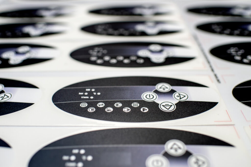 Okrągłe panele z ikonami i oznaczeniami funkcjonalnymi