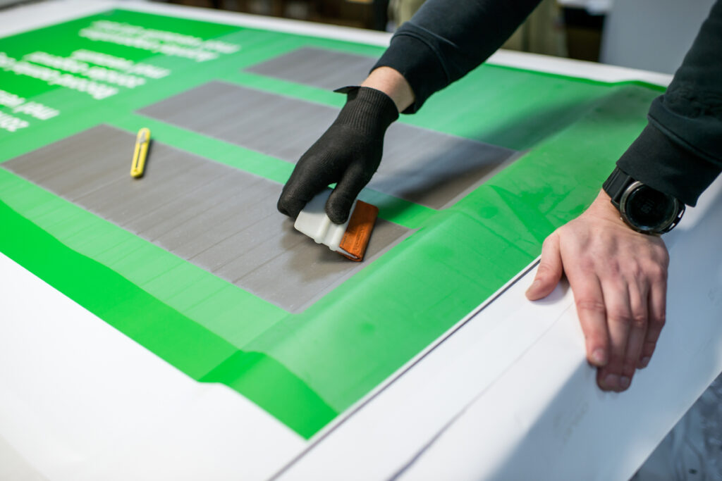 Aplikacja folii na powierzchni roboczej przy użyciu narzędzi