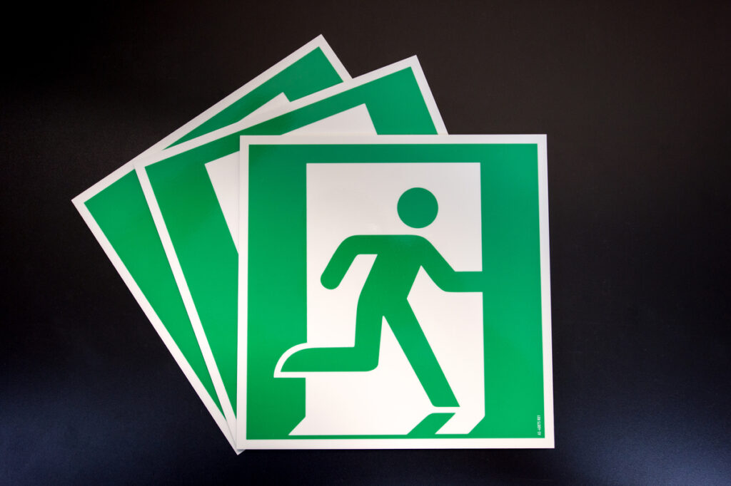 Zestaw znaków bezpieczeństwa przygotowanych do montażu