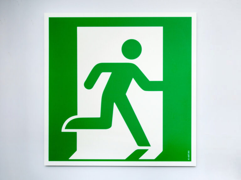 Znak ewakuacyjny z zielonym piktogramem wyjścia