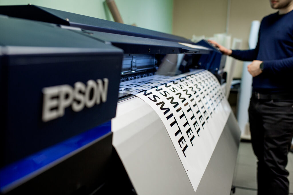 Drukarka Epson podczas realizacji wydruku technicznego