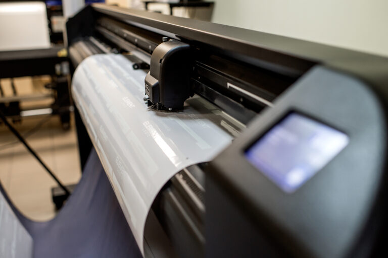 Ploter drukujący materiał w technologii druku wielkoformatowego