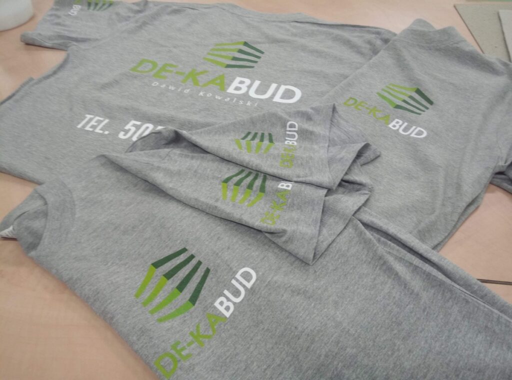 Odzież firmowa z nadrukiem identyfikacji wizualnej marki