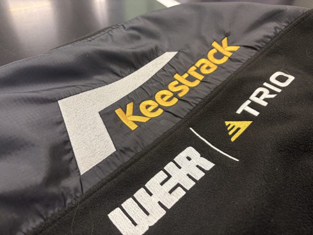 Materiał tekstylny z nadrukiem logo partnerów biznesowych