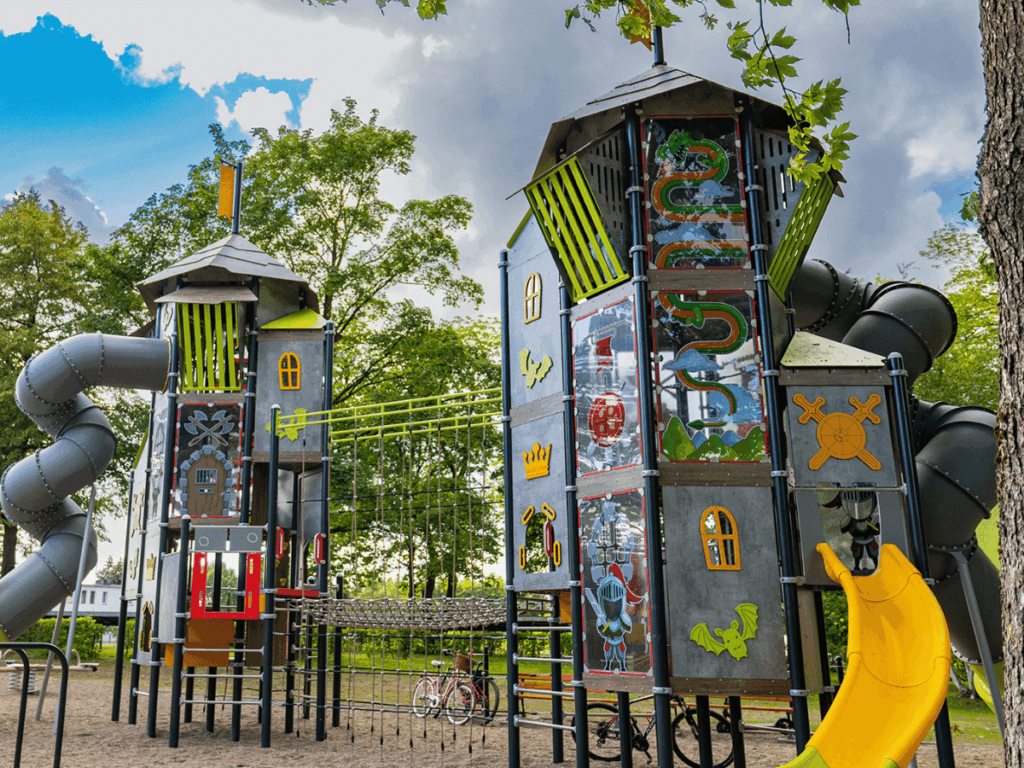 Plac zabaw z kolorowymi elementami i trwałymi nadrukami graficznymi